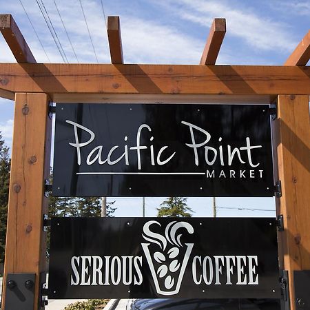 Pacific Point Market And Suites Powell River Exterior foto