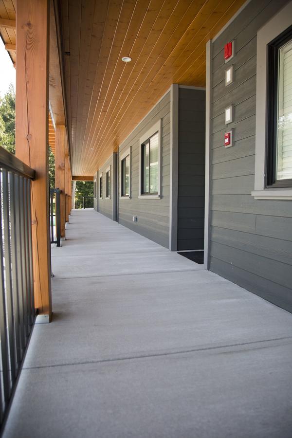 Pacific Point Market And Suites Powell River Exterior foto